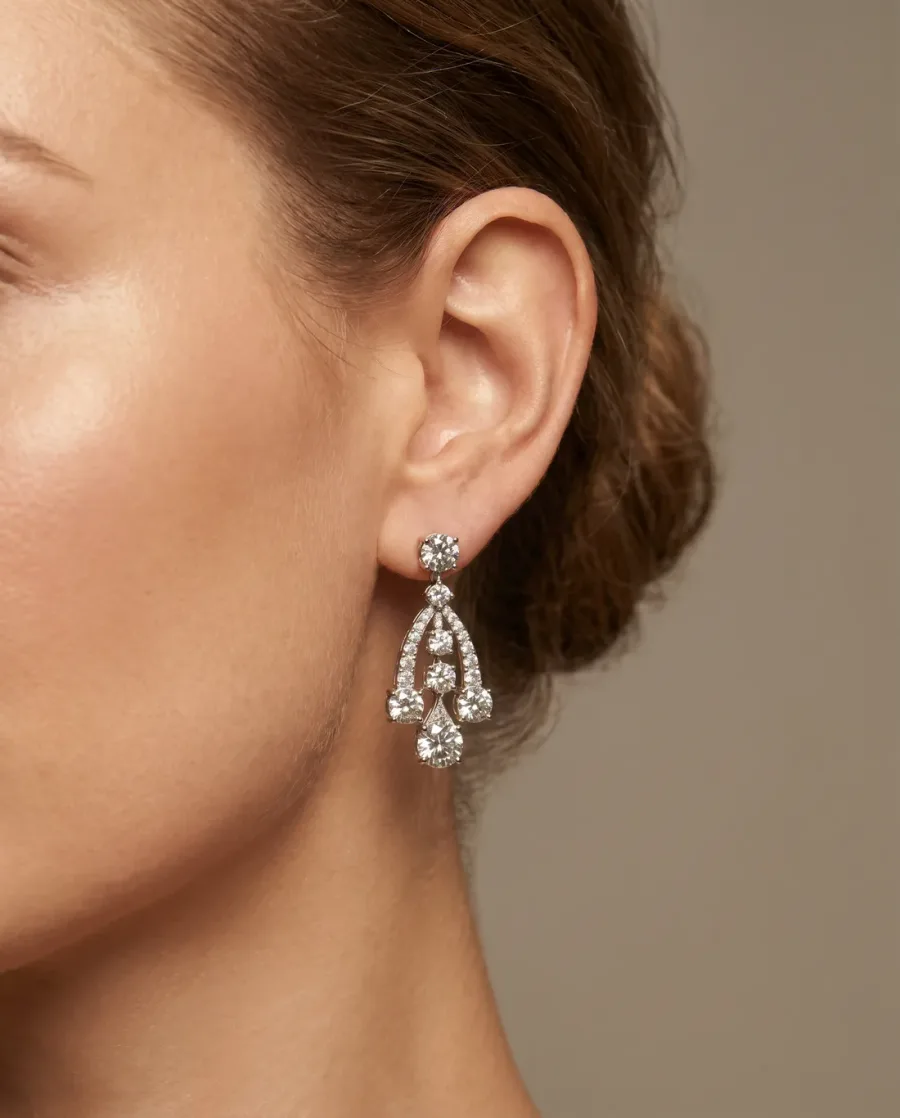 Brincos de diamante em uma orelha de modelo, gerados pelo Studio de IA