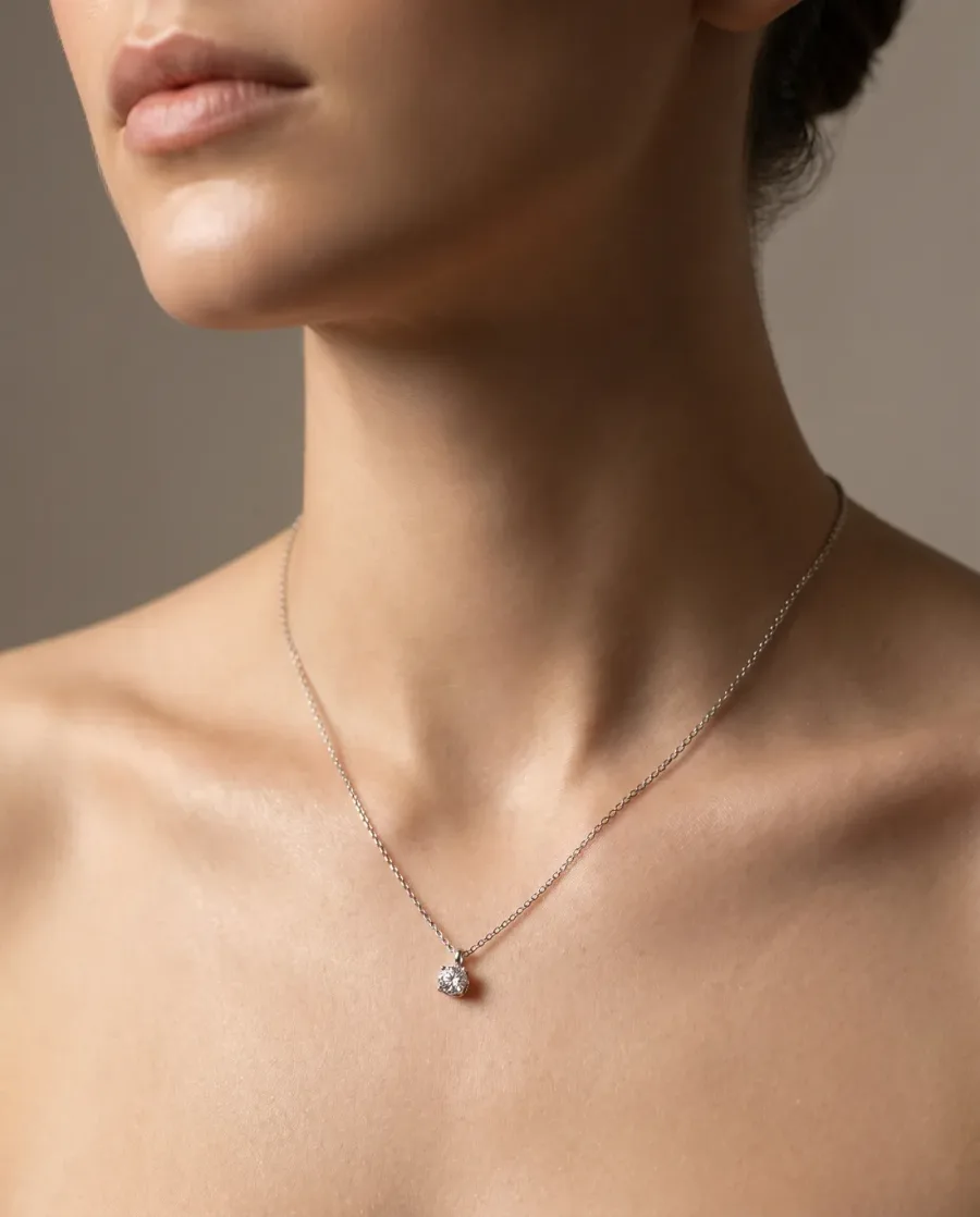 Colar de diamantes no colo de uma modelo, gerado pelo Studio de IA