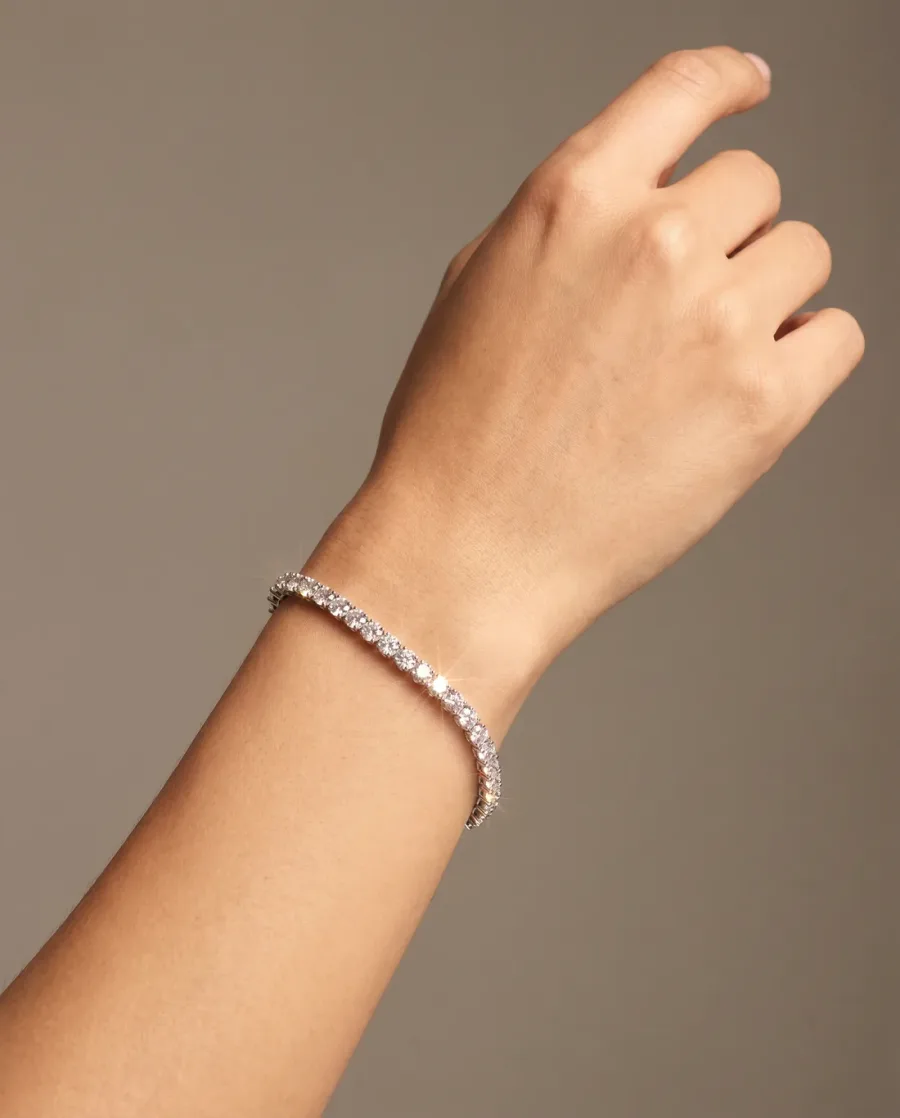Pulseira de diamantes no pulso de uma modelo, gerada pelo Studio de IA