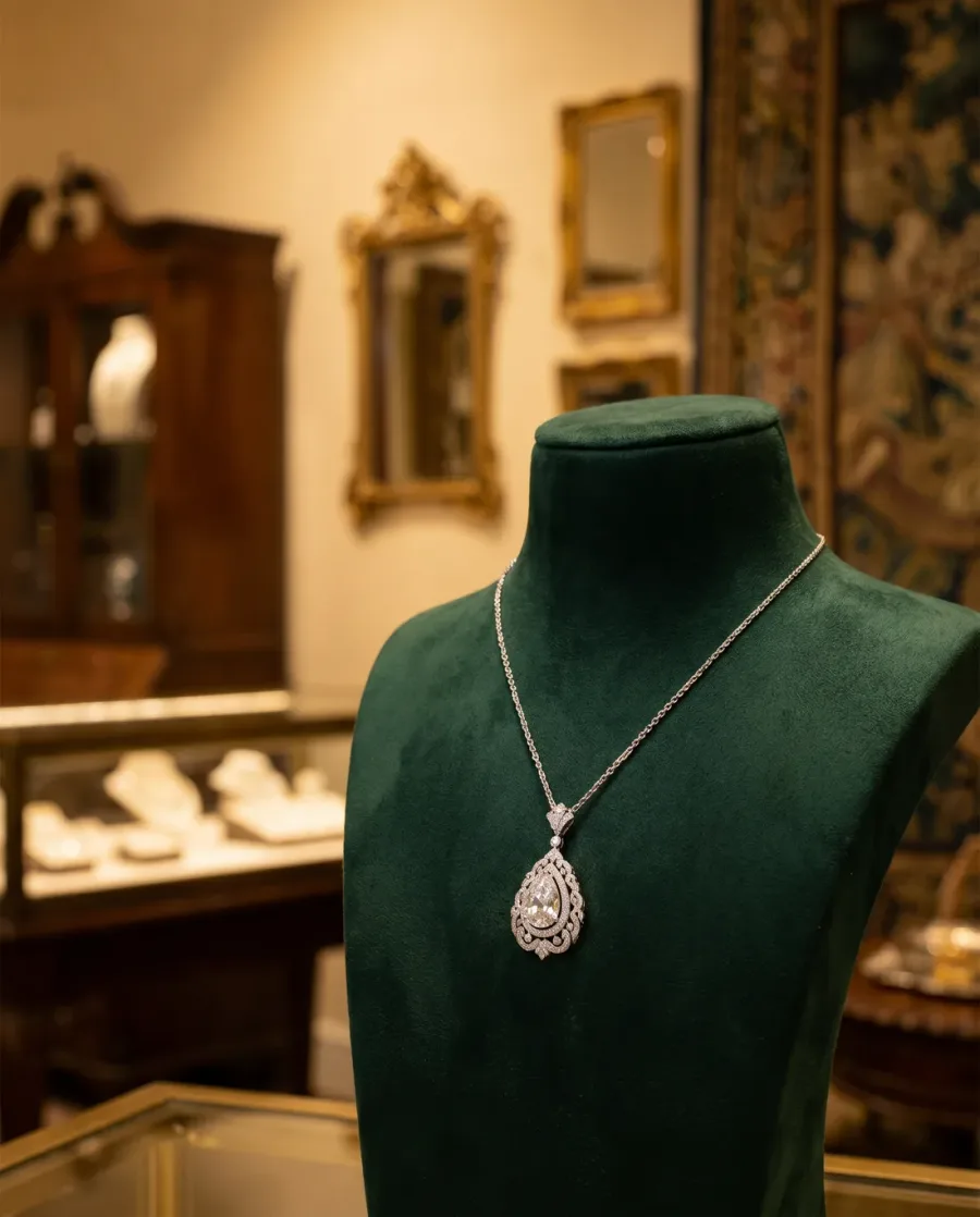 Colar de diamante em busto de veludo numa boutique, gerado por IA